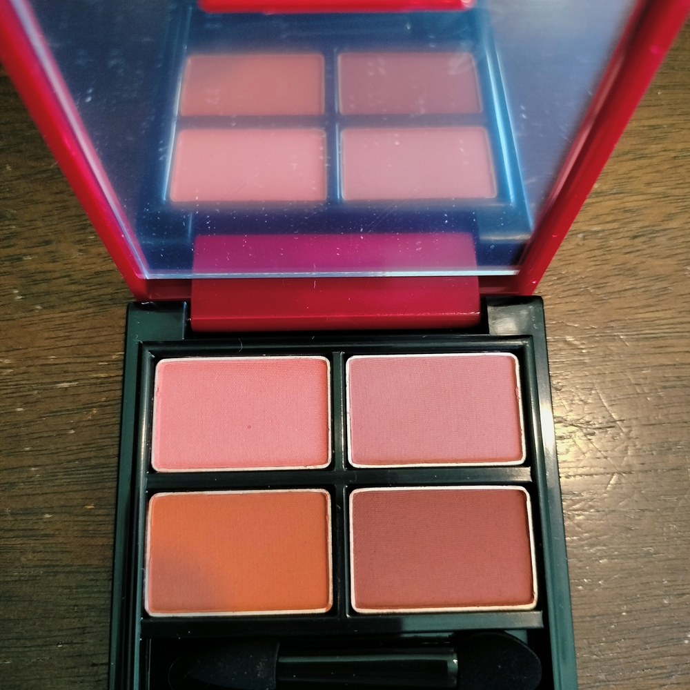 Vibrant Quad Eyeshadow Palette - Coral and Peach Tones